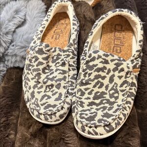 Stylish Leopard Print Hey Dudes